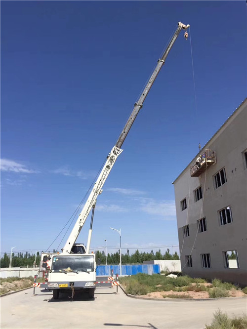 巴青县“轻装强干”—— 吊车的 “轻量化臂架” 技术